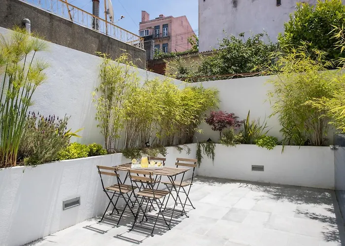 Bright Apt With Patio In City Center!